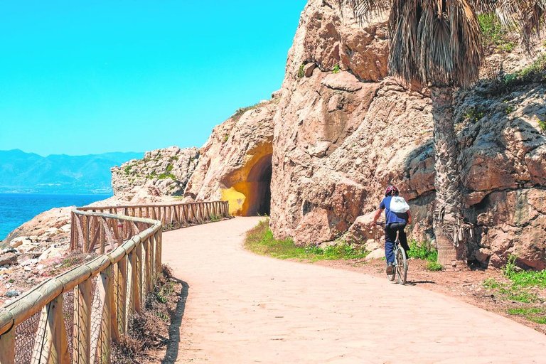 Nueva ruta costera para ciclistas conecta Málaga con Estepona